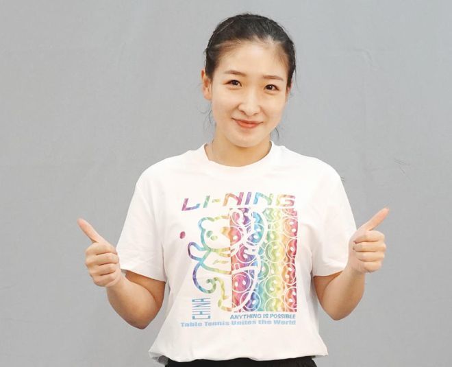 认真工作的她